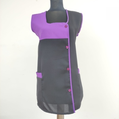 Colete preto com detalhes roxos e botões frontais em manequim