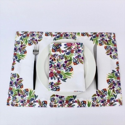 conjunto toalha de mesa e guardanapo florais coloridos com prato e talheres