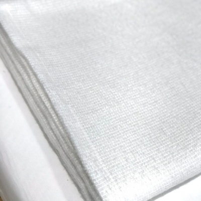 Toalha branca dobrada com textura visível