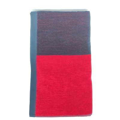 Manta de tecido macio com blocos de cor azul escuro, vermelho e azul claro