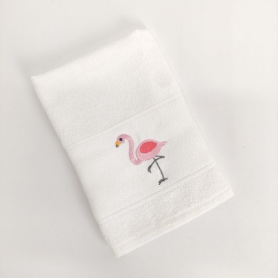 Toalha branca com bordado de flamingo cor-de-rosa