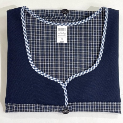 Pijama dobrado com padrão xadrez azul e branco e detalhes em azul liso.