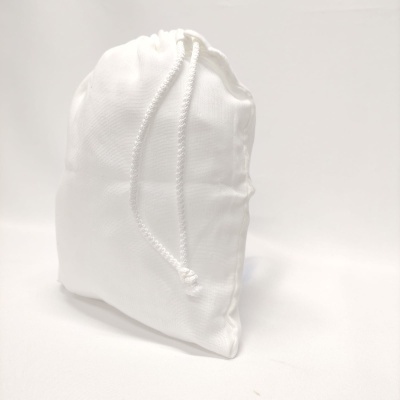 Saco branco de tecido com cordão para fecho