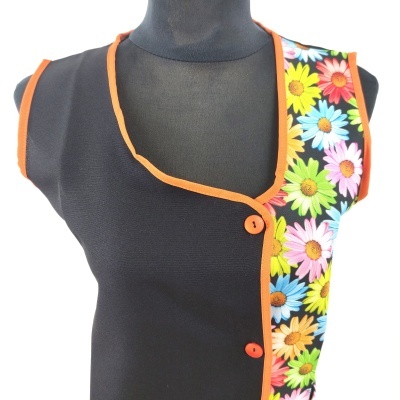 Túnica preta com detalhe floral colorido e botões laranja