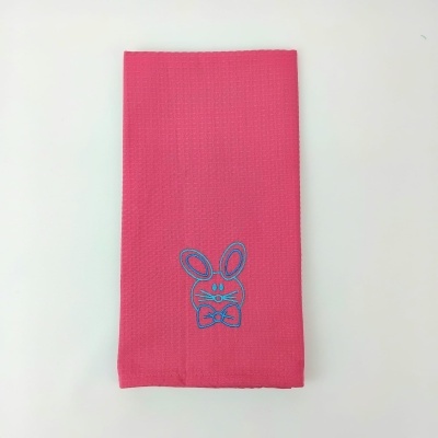 Pano de cozinha rosa com ilustração azul de coelho