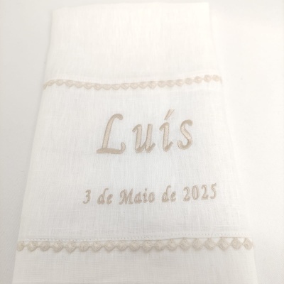 Toalha branca com bordado bege com o nome Luís e data 3 de Maio de 2025