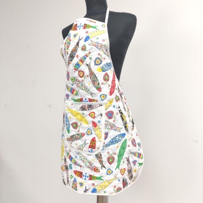 Avental branco com padrão colorido de pimentos e corações em manequim preto