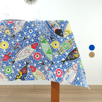 Toalha de mesa azul com padrão colorido de peixes e flores sobre mesa de madeira clara