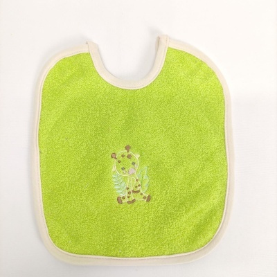 Babete verde claro com bordado de girafa em tecido estilo felpa