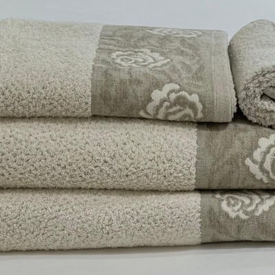 Conjunto de toalhas bege com padrão floral