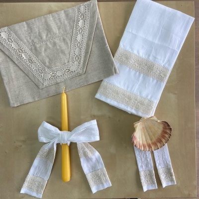 Conjunto têxtil com renda croché, vela amarela e concha