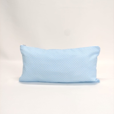 Almofada azul clara com pontos brancos