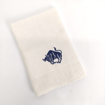 Toalha branca de algodão com bordado azul de touro
