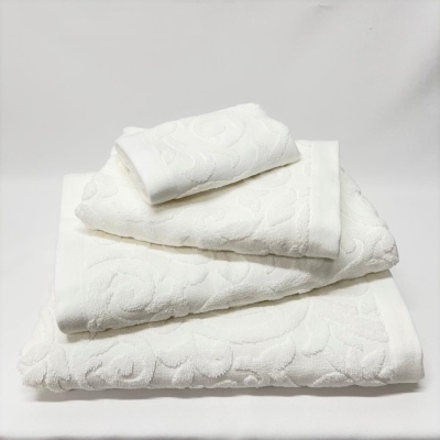 Conjunto de toalhas brancas com padrão texturizado