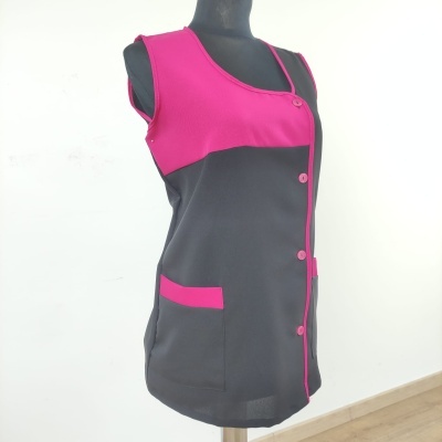 Vestido sem mangas cinzento e rosa fúcsia em manequim