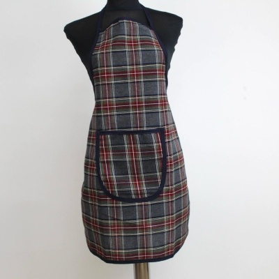 Avental tecido com padrão riscas cinza, vermelho, creme e azul com bolso frontal