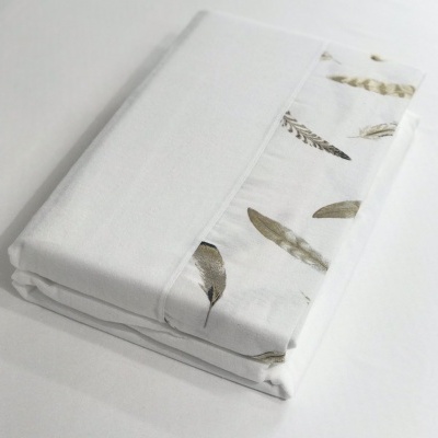 Lençol branco com bainha estampada com penas em tons neutros