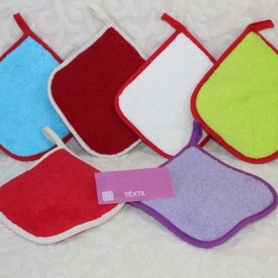 Conjunto colorido de panos de cozinha quadrados e com bordas contrastantes