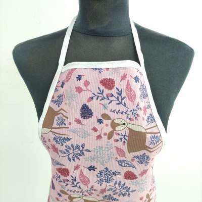 Avental com padrão de coelhos e flores em tons rosa e azul