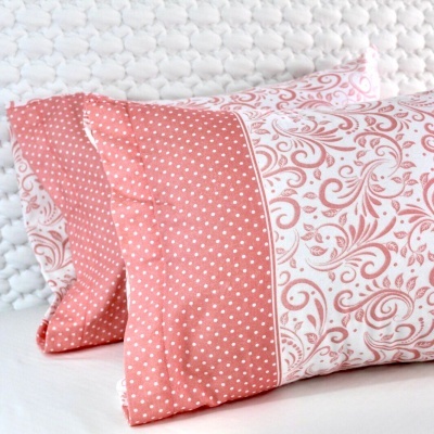 Almofadas decorativas com padrão floral e bolinhas vermelhas e brancas