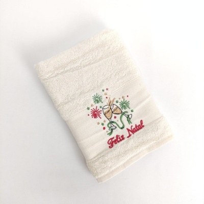 Toalha branca com bordado natalício e texto Feliz Natal