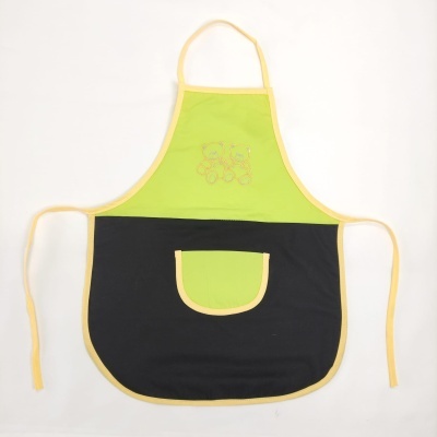 Avental verde e preto com bordado de ursinhos e bolso frontal amarelo
