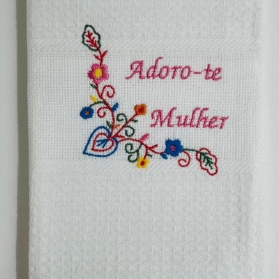 Toalha branca com bordado colorido e texto