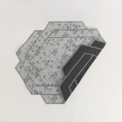 Três toalhetes hexagonais cinzentos com padrão floral e detalhes geométricos pretos