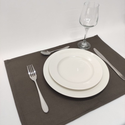 Conjunto de jantar com pratos, talheres, copo e individual castanho