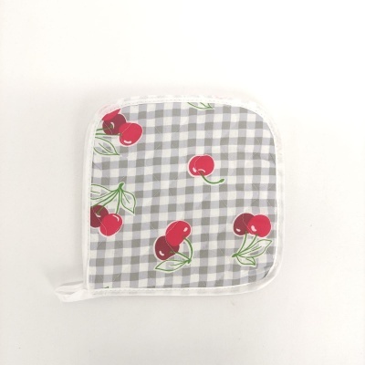 Peça de tecido cinza claro com padrão de cerejas vermelhas e folhas verdes