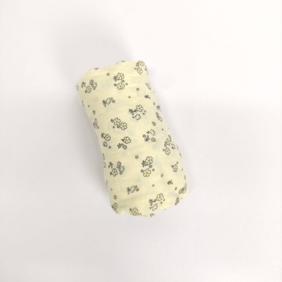 Paninho branco com flores pequenas amarelas e cinzentas