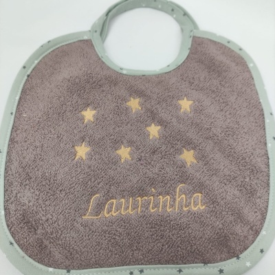 Babete roxo felpudo com estrelas amarelas e nome Laurinha bordado