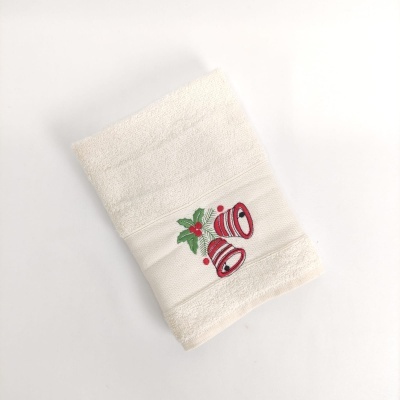 Toalha branca com bordado de sinos vermelhos e folhas verdes