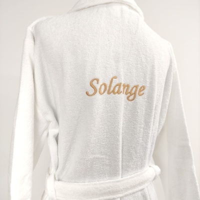Robe de banho branco com bordado 'Solange' nas costas
