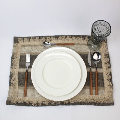Conjunto de jantar com talheres, pratos, copo decorado e lugar americano em tecido com franjas