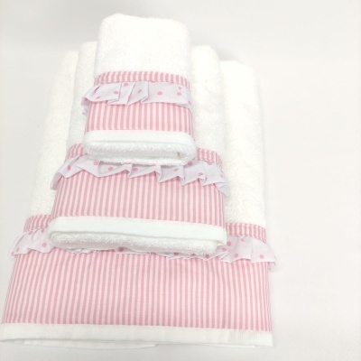 Toalhas de banho brancas com detalhes rosa às riscas
