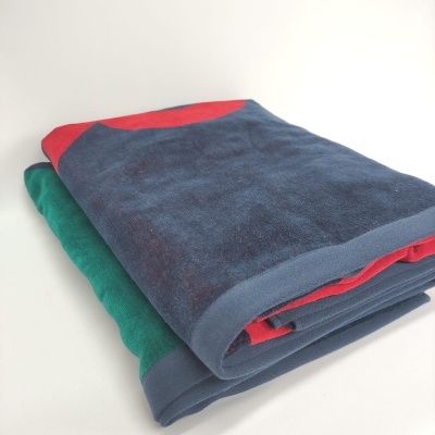 duas toalhas coloridas dobradas sobre fundo branco