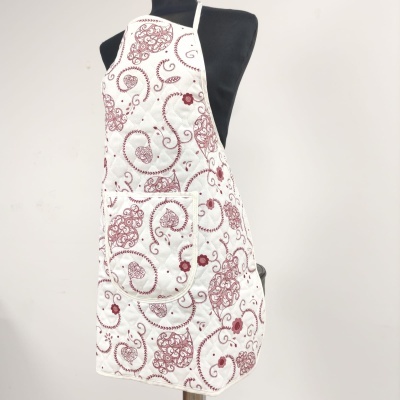 Avental branco com padrão bordô de arabescos e flores em manequim preto