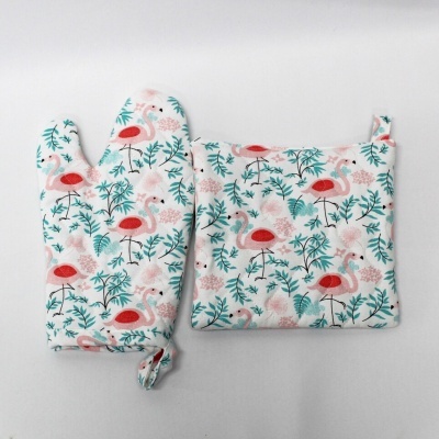 Luva e pega-panelas em tecido com padrão de flamingos rosa e folhas verdes