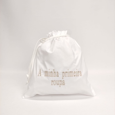 Saco de tecido branco com cordão e bordado 'A minha primeira roupa'
