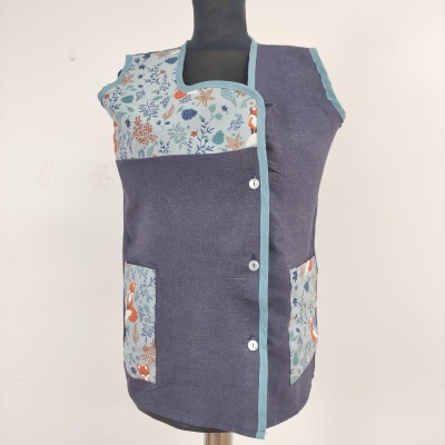 Colete cinzento com detalhes florais e botões brancos