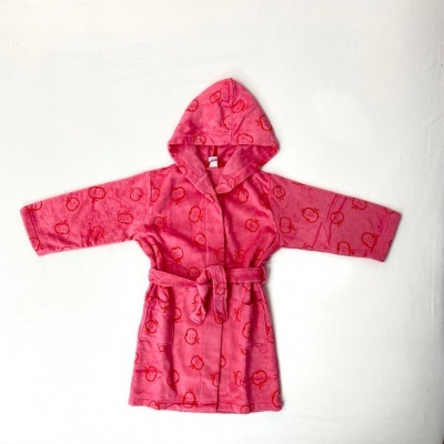 Robe infantil rosa com capuz e padrão de maçãs vermelhas