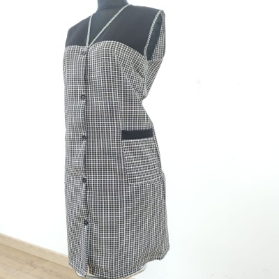 Vestido xadrez preto e branco com botões e bolso, exibido em manequim