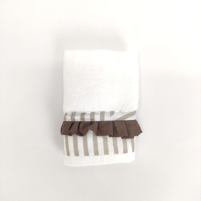 Toalha branca com riscas bege e faixa decorativa castanha franzida