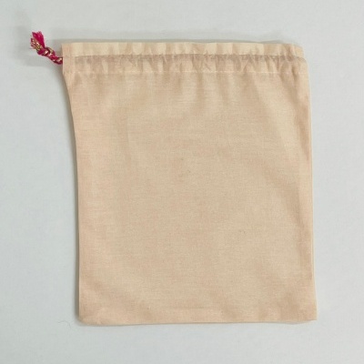 Sacola de tecido bege com cordão vermelho
