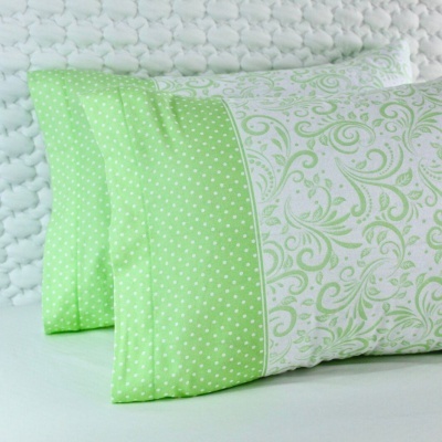 Travesseiros com fronhas padrão verde e branco com motivos florais e bolinhas
