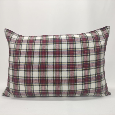 Almofada retangular com padrão xadrez colorido sobre fundo branco