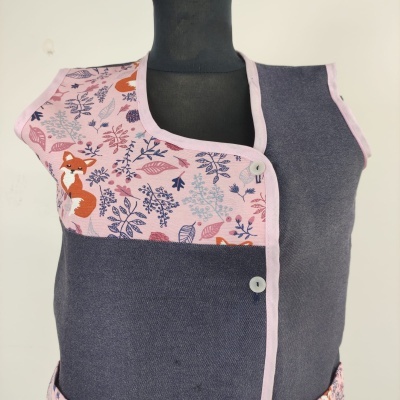 Colete de criança cinzento com estampado de flores e raposas em rosa