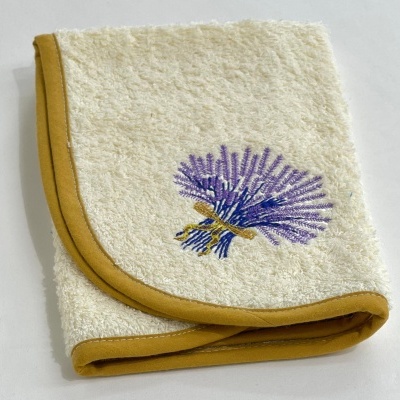 Toalha creme com bordado de ramo de lavanda roxa e acabamento dourado