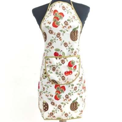 Avental de cozinha branco com padrão colorido de frutos e flores, com bolso frontal e contornos bege.